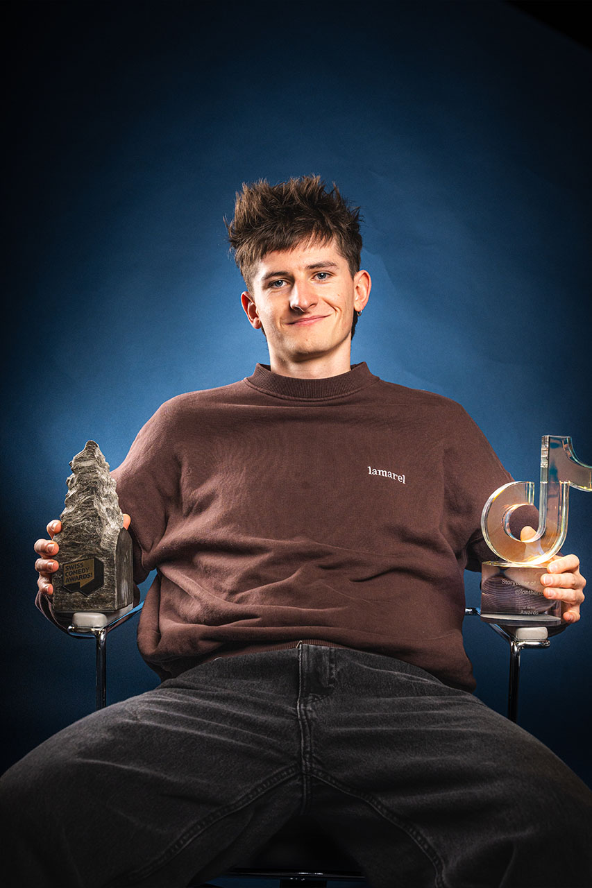 jonathan baranowski, sitzend, mit zwei trophaen
